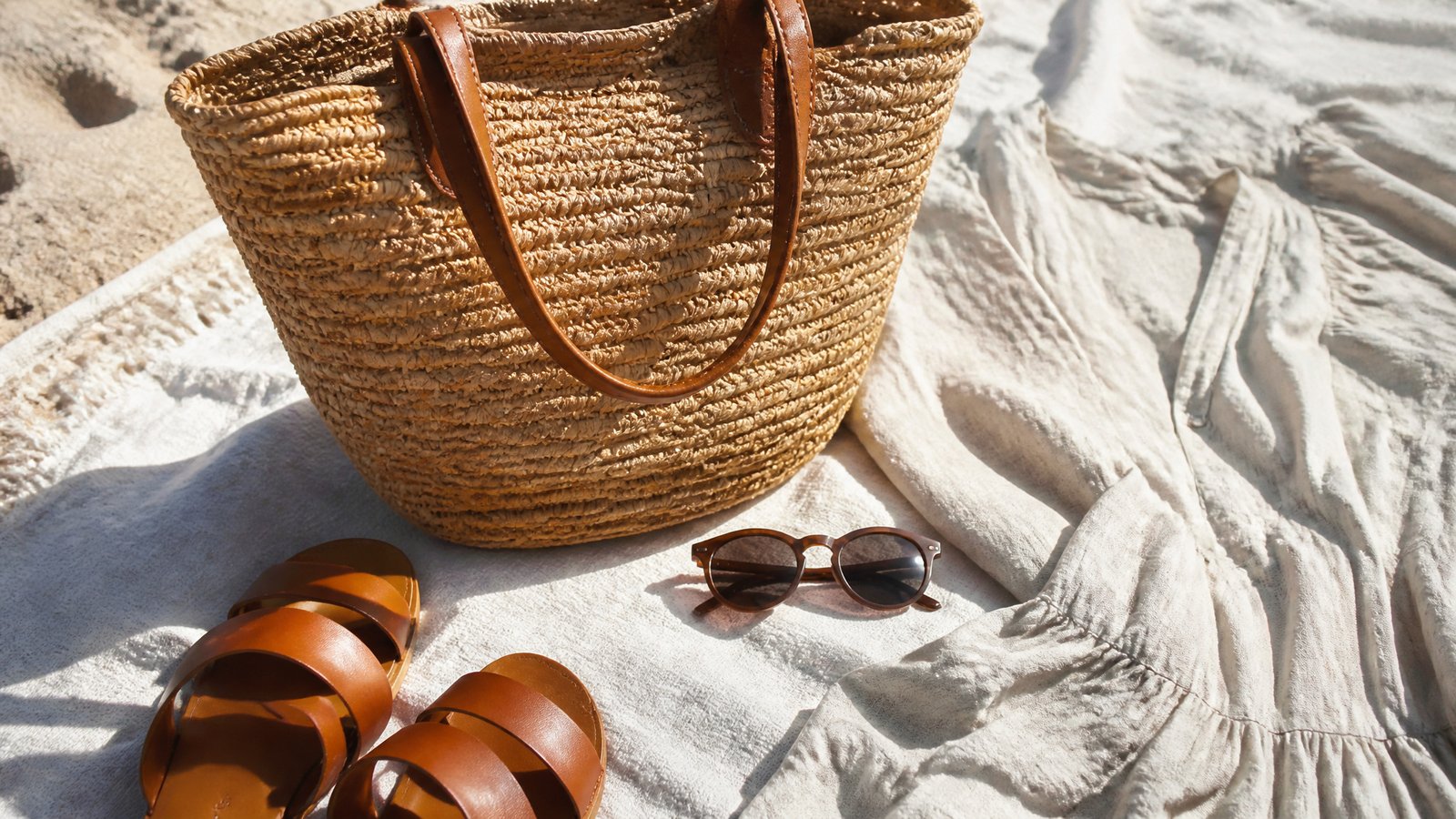 best-straw-bags-for-summer-outfits featured outfit